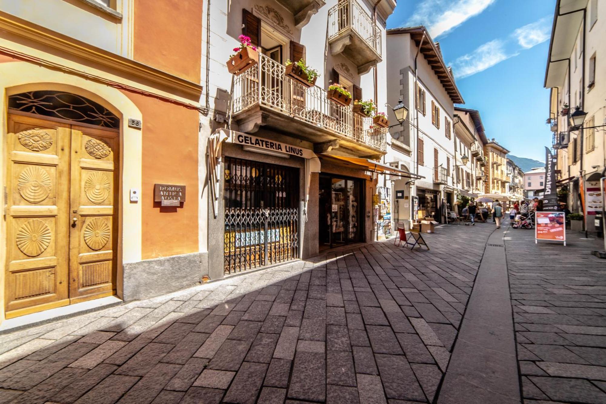 Domus Antica Aosta Hotel Exterior photo