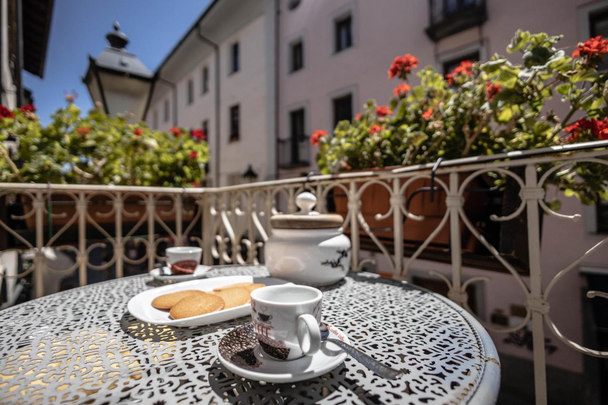 Domus Antica Aosta Hotel Exterior photo